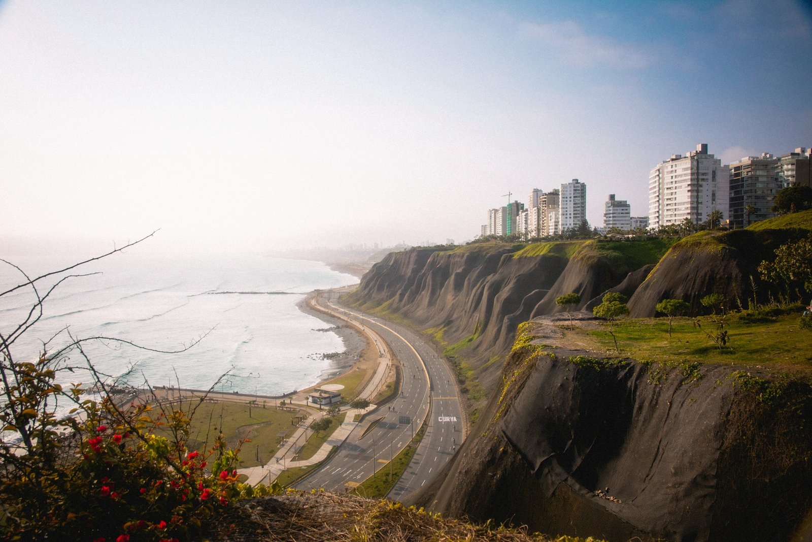 Vista de la Costa Verde en Lima con el Océano Pacífico