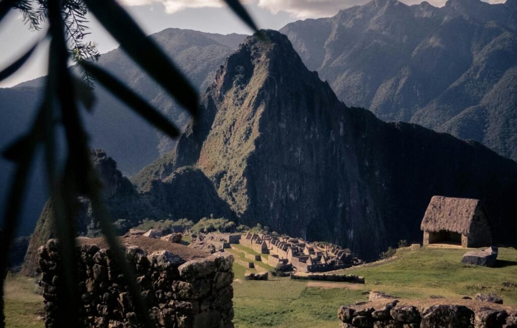 Vista de Machu Picchu a través de una puerta de piedra, destacando la majestuosidad de este sitio arqueológico en los tours de Perú Atractivo.