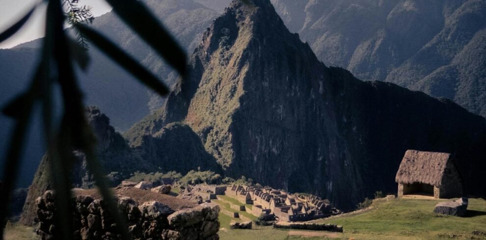 Vista de Machu Picchu a través de una puerta de piedra, destacando la majestuosidad de este sitio arqueológico en los tours de Perú Atractivo.