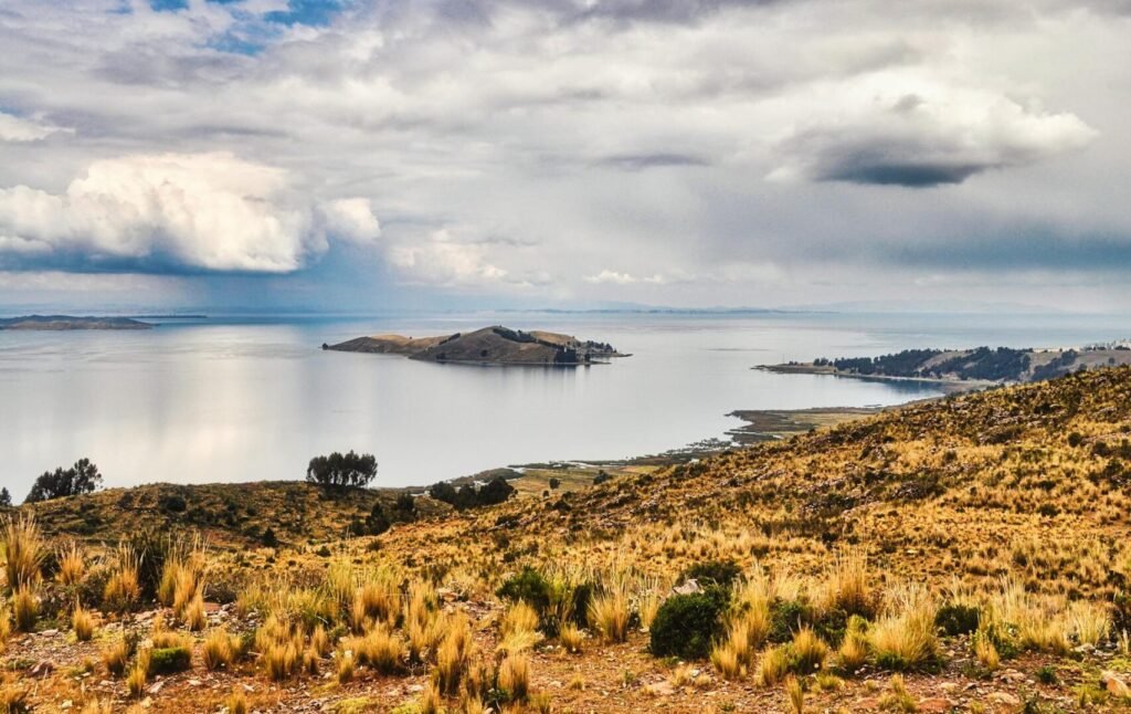 Vista panorámica del Lago Titicaca en Puno, ofrecido en los tours personalizados de Perú Atractivo.