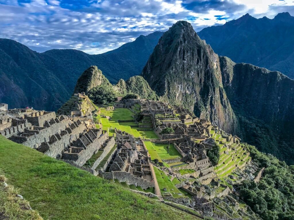 Cusco | Vista impresionante de Machu Picchu, la joya arqueológica de Cusco y del Perú, rodeada por la majestuosa montaña de los Andes.