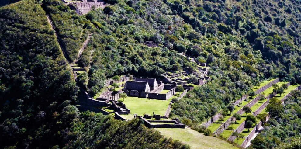 Vista aérea del complejo arqueológico de Choquequirao con terrazas incas en la selva