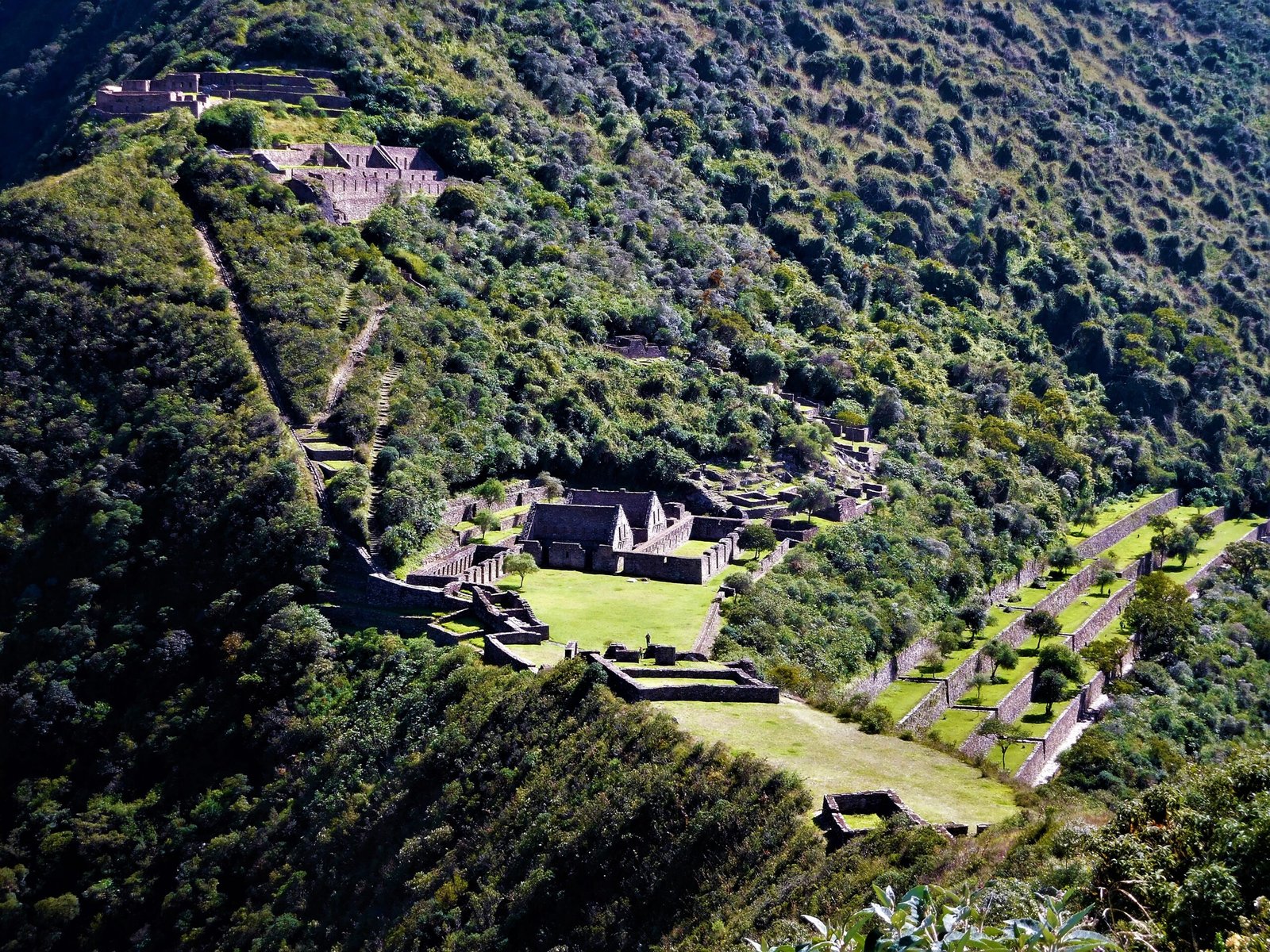 Vista aérea del complejo arqueológico de Choquequirao con terrazas incas en la selva