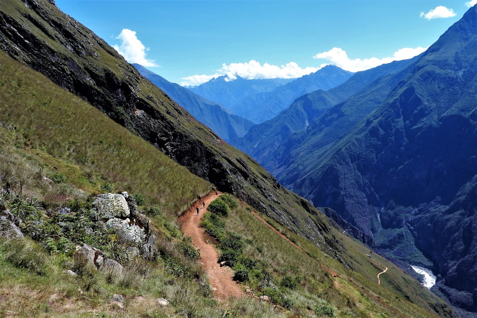 endero de trekking hacia Choquequirao con vista panorámica del valle andino