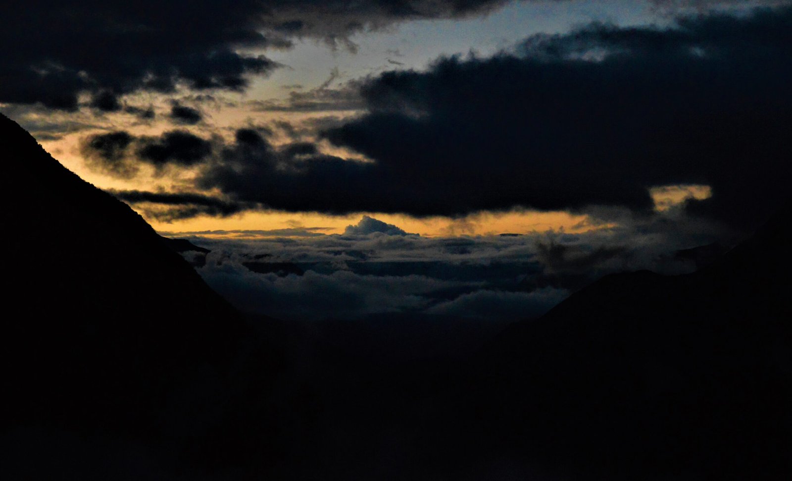 Atardecer dramático en las montañas andinas durante el trekking a Choquequirao