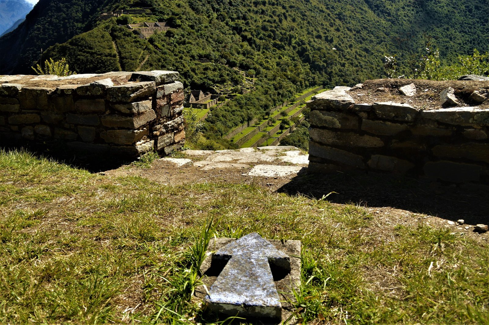 Estructuras incas de Choquequirao con vista al valle desde el interior del complejo