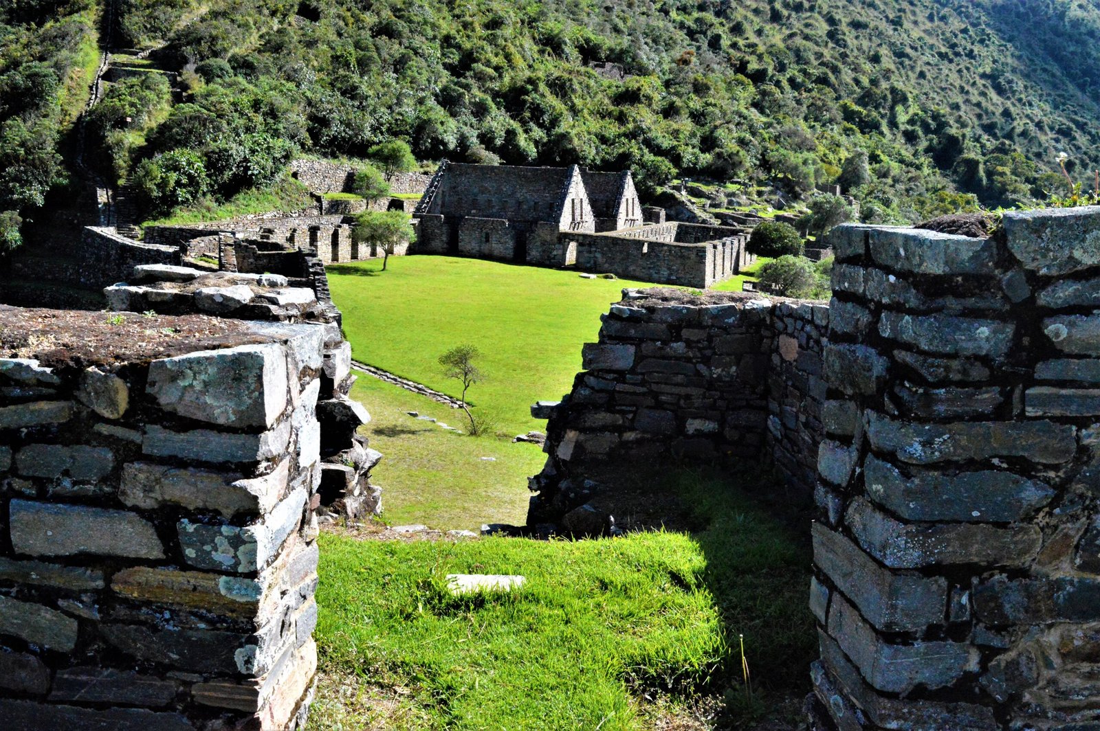 Plaza central de Choquequirao con estructuras incas de piedra y muros conservados