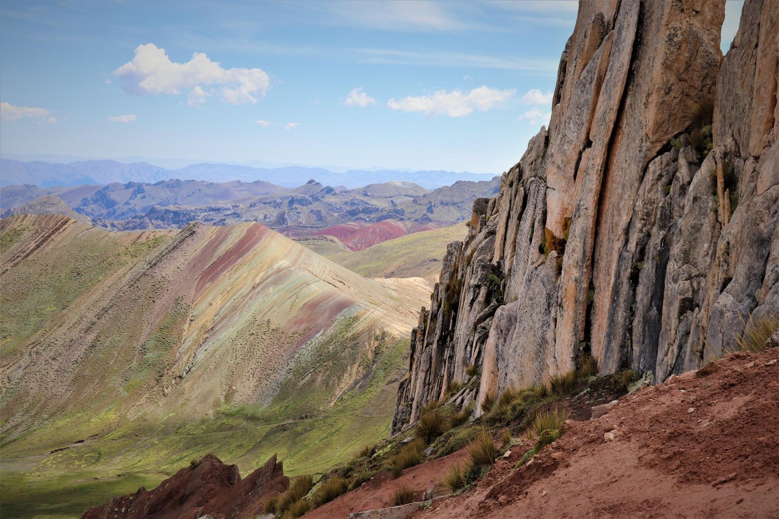 Vista panorámica desde las alturas de las formaciones geológicas multicolores de Palcoyo, alternativa a la Montaña de Siete Colores