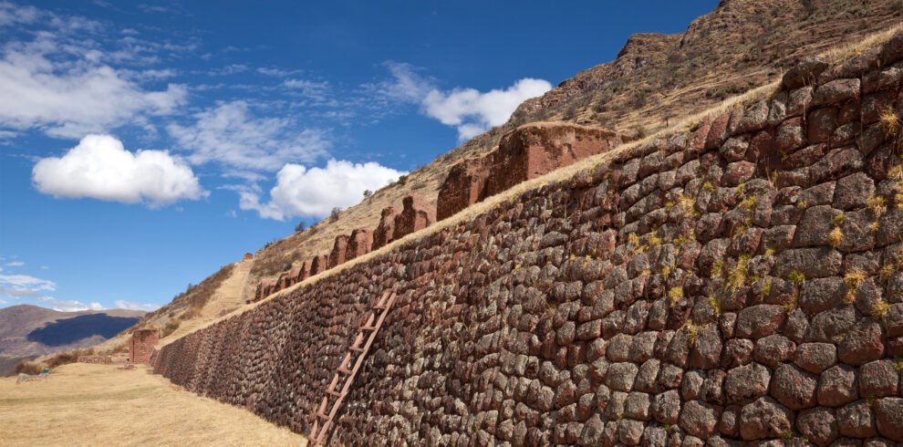 Ruinas incas con terrazas escalonadas y muros de piedra bajo cielo azul
