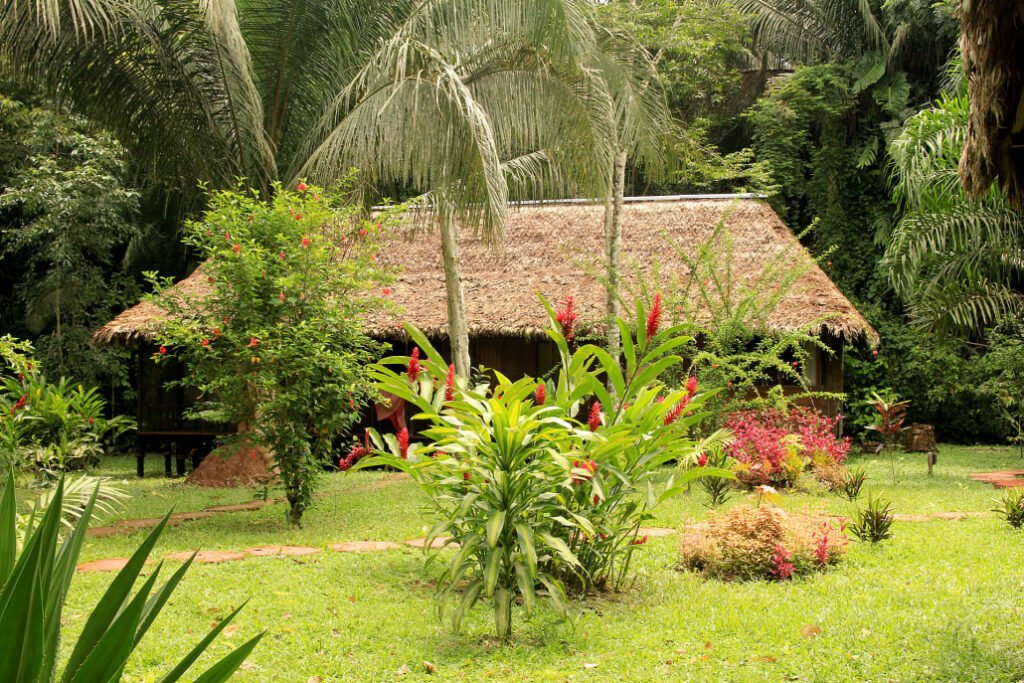 Cabaña amazónica tradicional del Corto Maltes Lodge en Puerto Maldonado con techo de paja y arquitectura sostenible