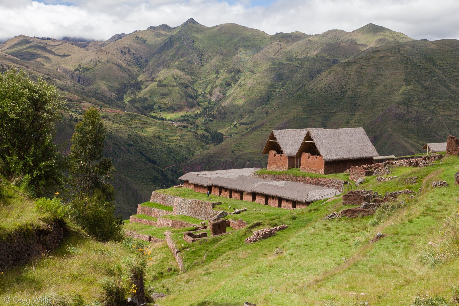 Complejo arqueológico de Huachuyqosqo con construcciones de adobe y techos de paja originales
