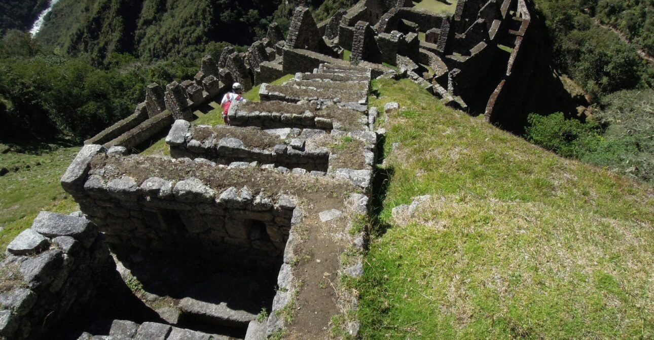 Estructuras de piedra incas con muros y terrazas en sitio arqueológico