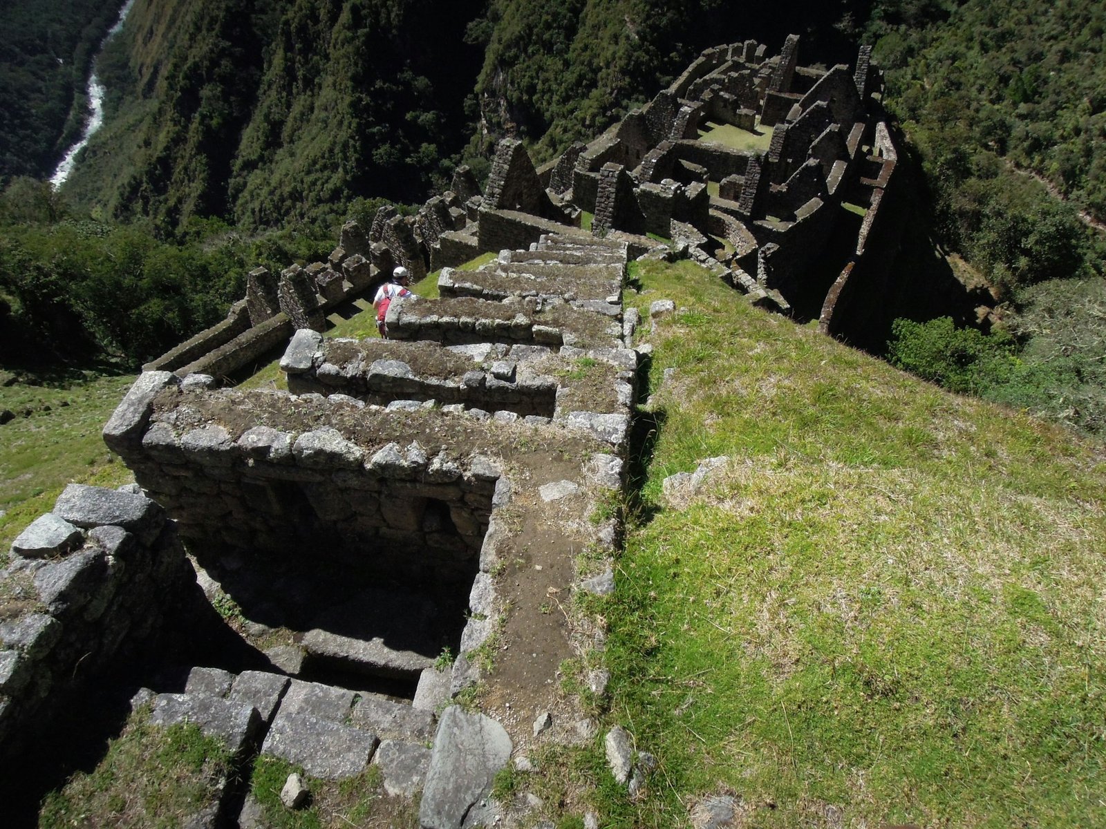 Estructuras de piedra incas con muros y terrazas en sitio arqueológico