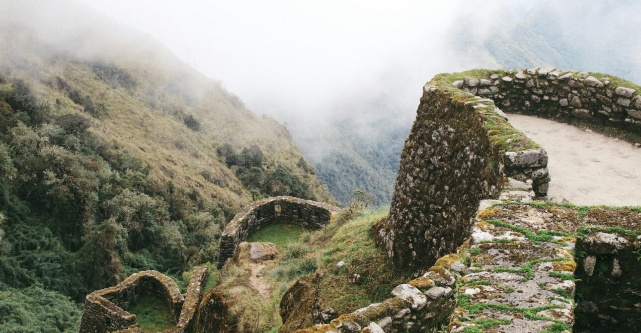 Ruinas incas de piedra con vista panorámica del valle andino