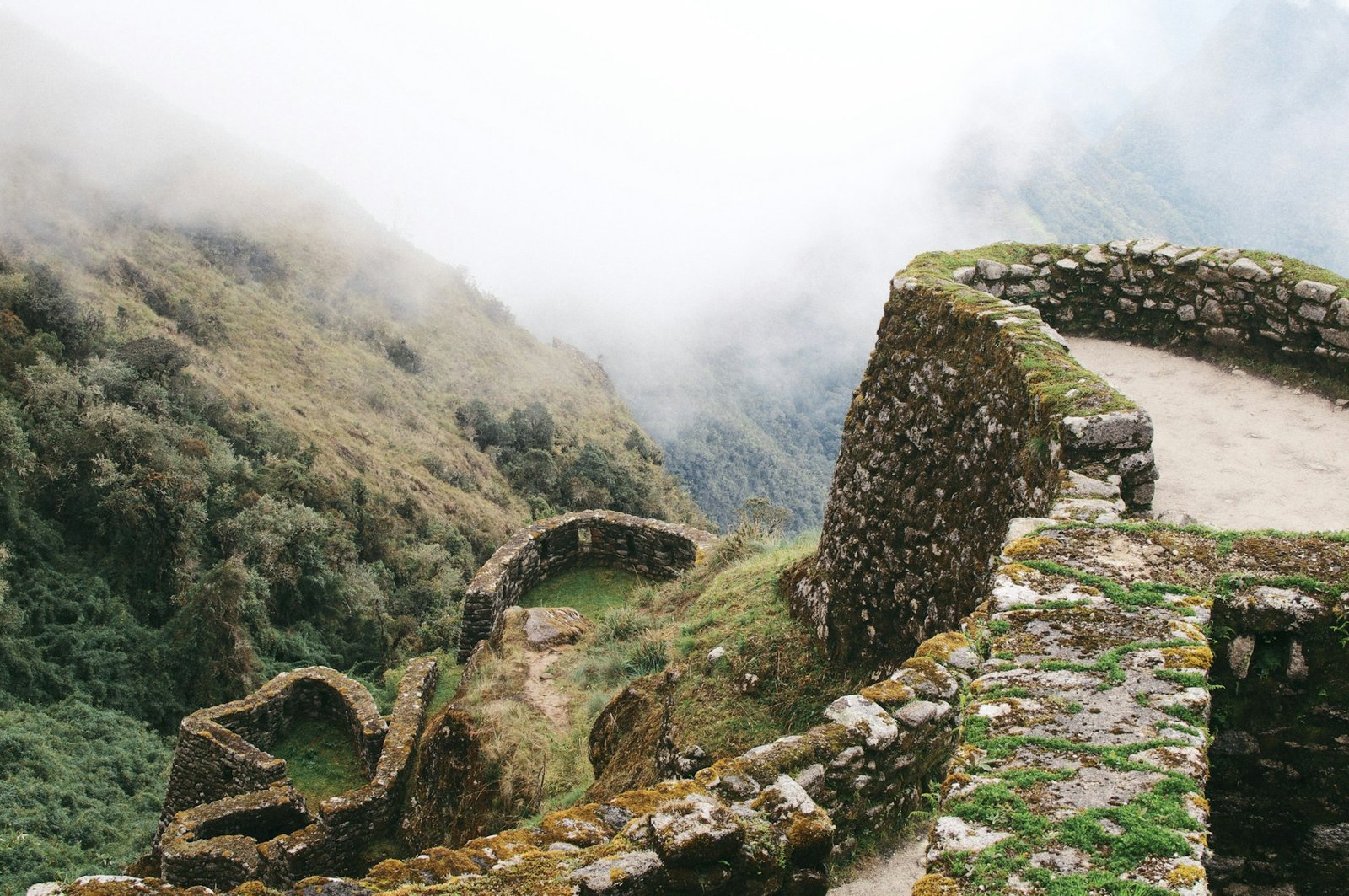 Ruinas incas de piedra con vista panorámica del valle andino