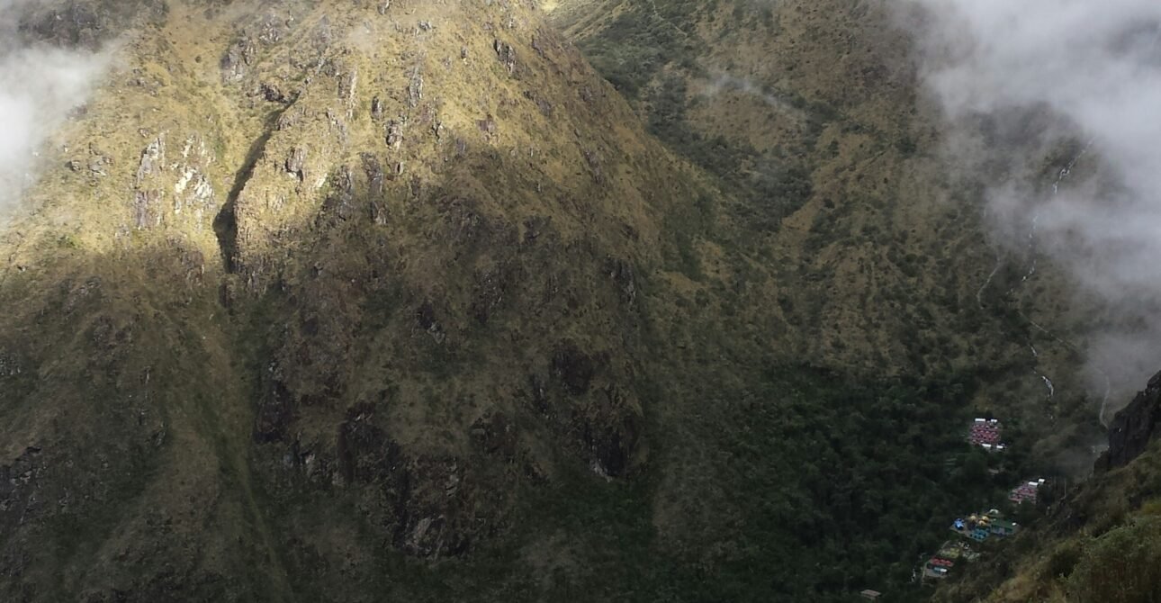 Vista aérea de ruinas incas con montañas andinas envueltas en niebla
