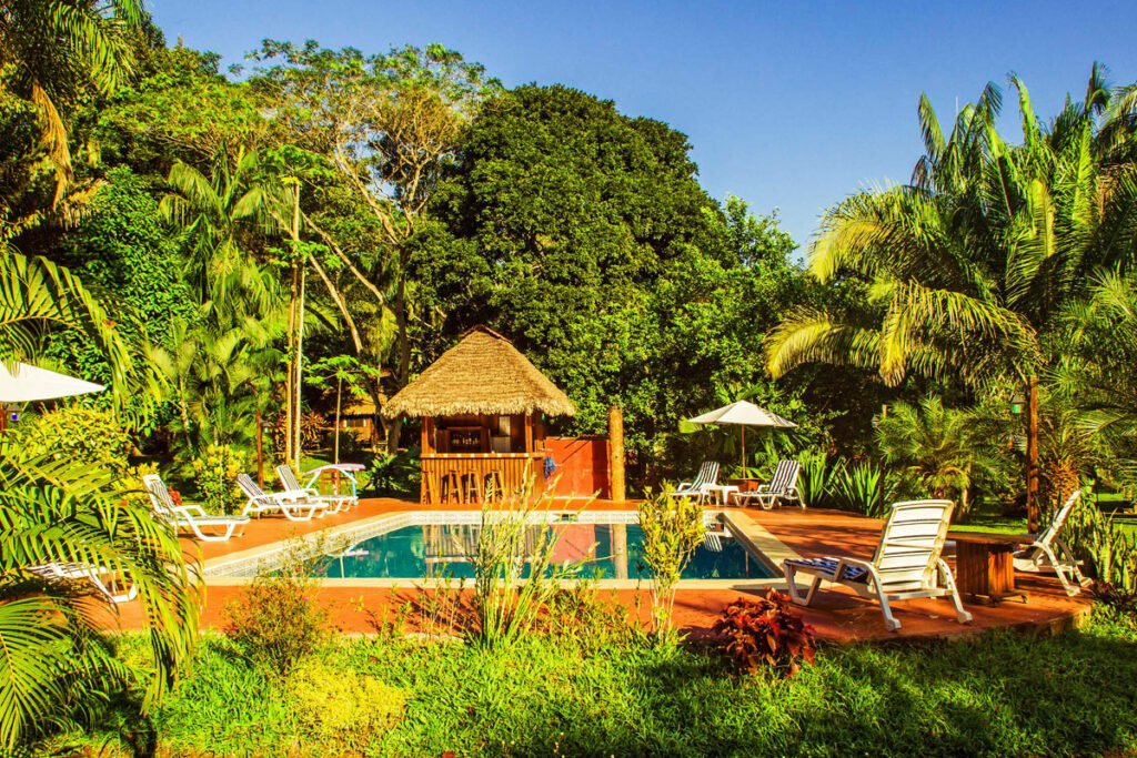 Cabaña amazónica tradicional del Corto Maltes Lodge en Puerto Maldonado con techo de paja y arquitectura sostenible