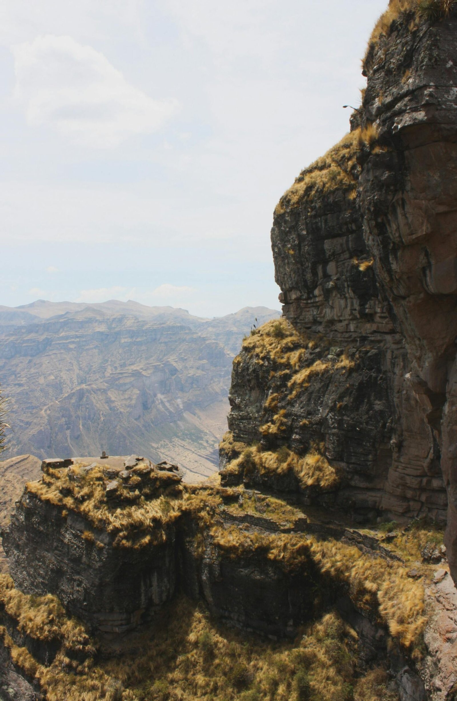 Vista panorámica desde el acantilado de Waqrapukara, mostrando el impresionante paisaje andino y los valles de Cusco