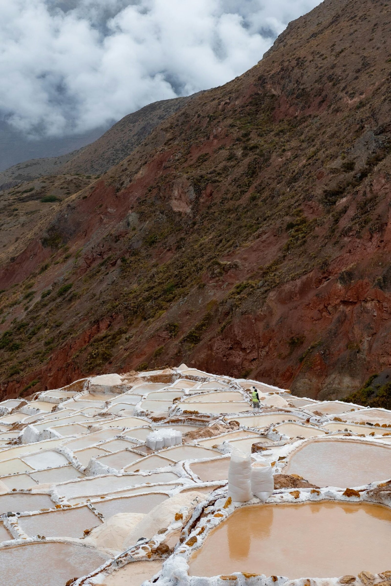 Salineras de Maras: Mosaico de Sal en los Andes