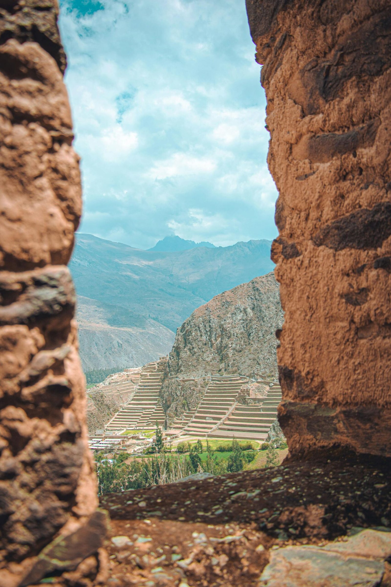 Vista de terrazas agrícolas incas en el Valle Sagrado desde ventana de piedra en sitio arqueológico