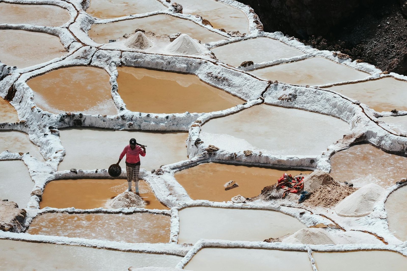 Salineras de Maras con sus miles de pozas de sal de colores rosados y blancos escalonadas en la montaña