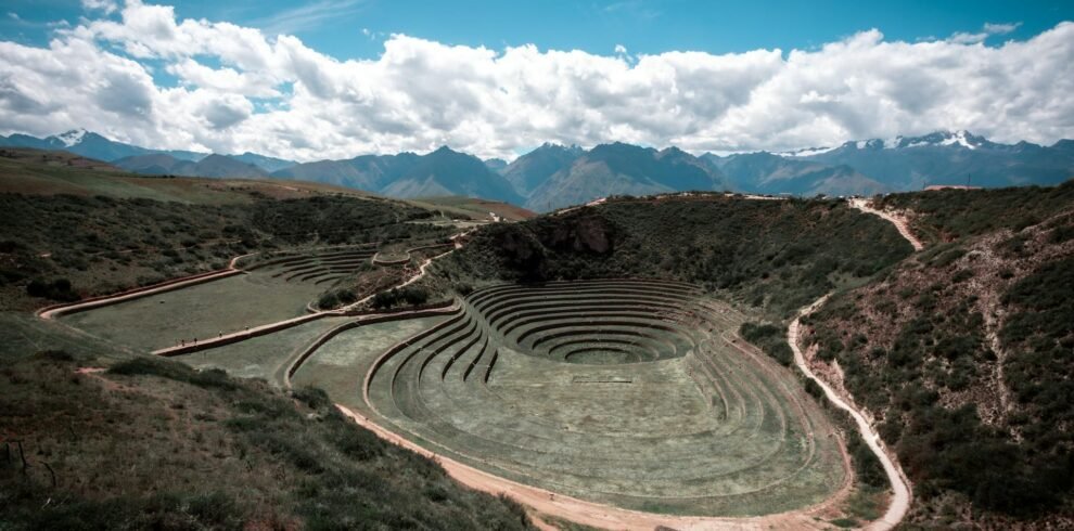 Vista panorámica de los anillos concéntricos de Moray, laboratorio agrícola inca, rodeado de montañas andinas