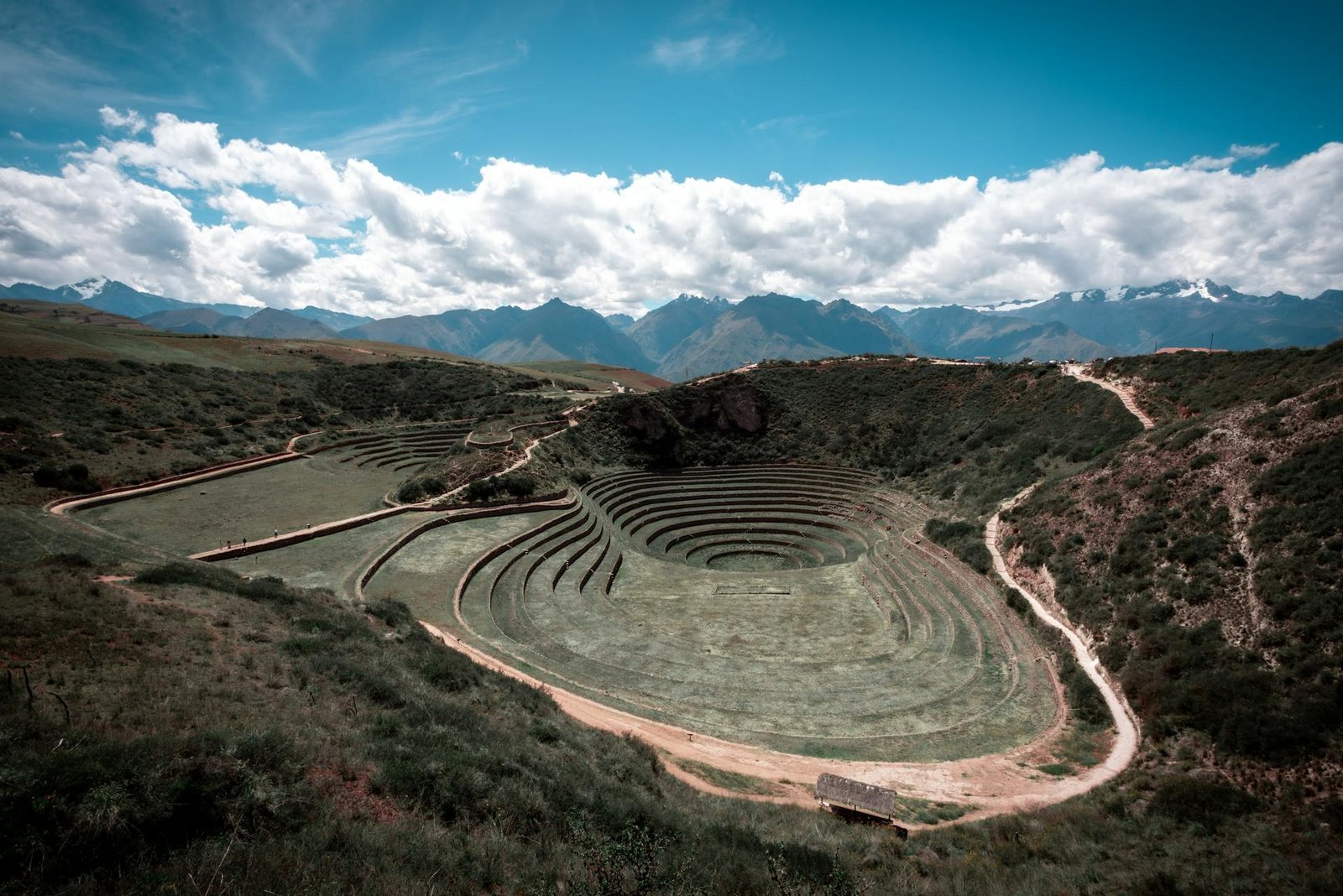 Vista panorámica de los anillos concéntricos de Moray, laboratorio agrícola inca, rodeado de montañas andinas