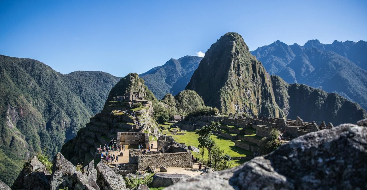 Vista panorámica de Machu Picchu con Huayna Picchu al fondo