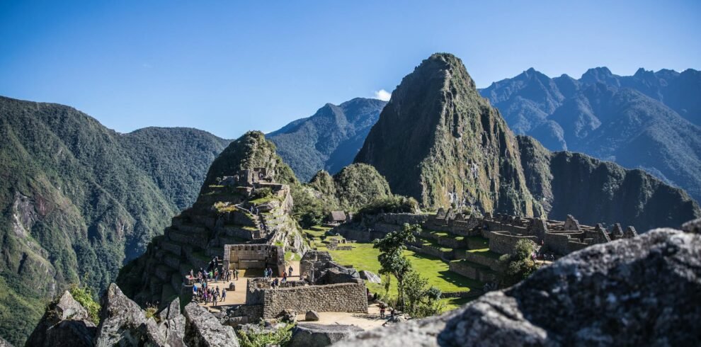 Vista panorámica de Machu Picchu con Huayna Picchu al fondo