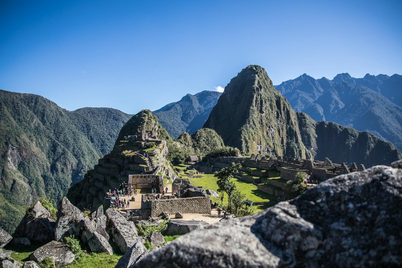 Vista panorámica de Machu Picchu con Huayna Picchu al fondo