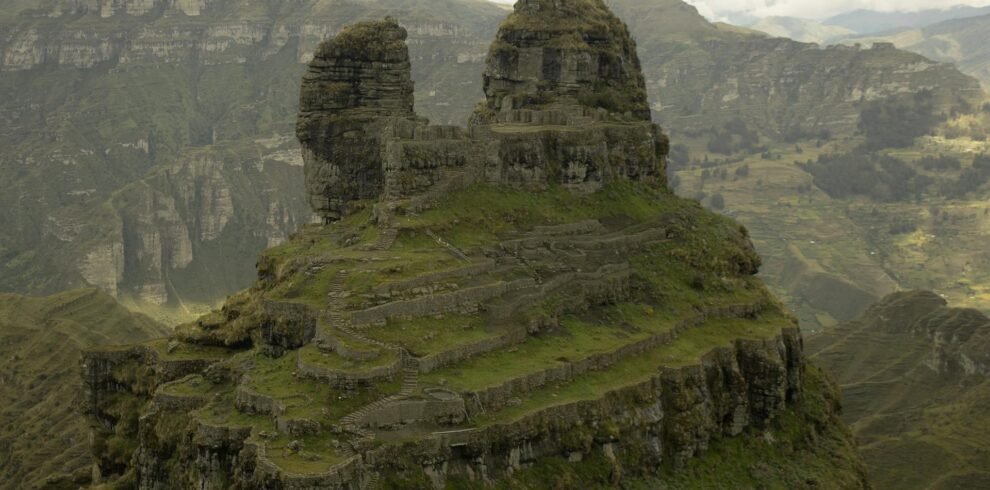 Vista panorámica de Waqrapukara, sitio arqueológico sobre montaña con estructuras incas y paisaje andino circundante