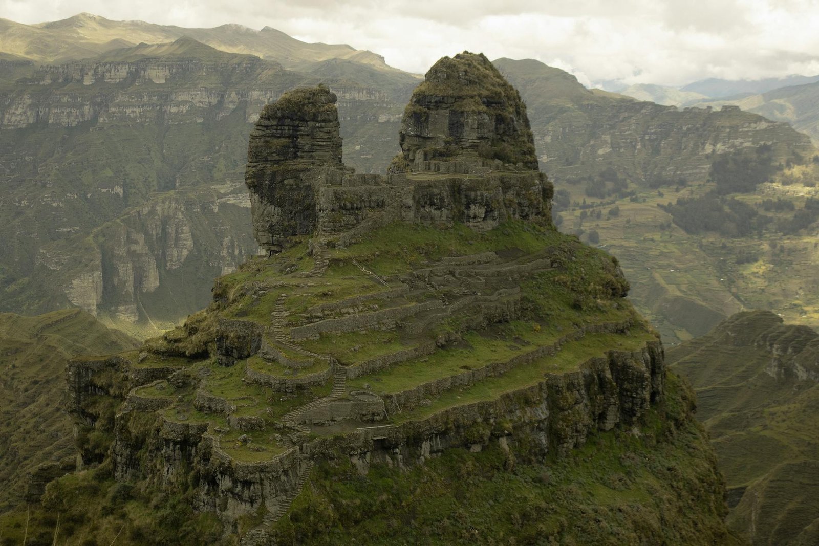 Vista panorámica de Waqrapukara, sitio arqueológico sobre montaña con estructuras incas y paisaje andino circundante