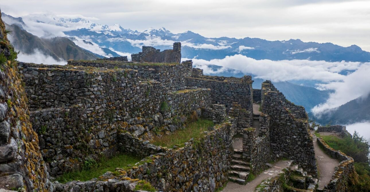 Terrazas incas de Machu Picchu con montañas nevadas de los Andes al fondo
