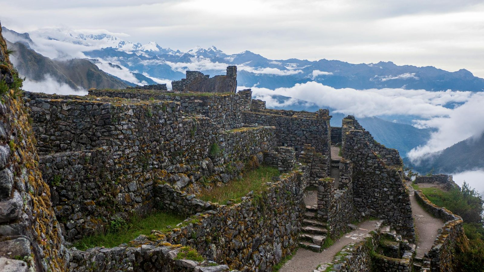 Terrazas incas de Machu Picchu con montañas nevadas de los Andes al fondo