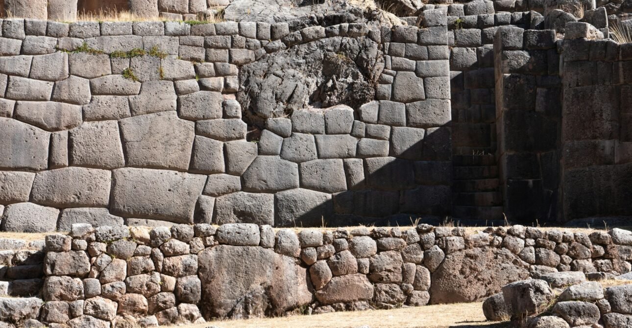 Detalle de construcción inca con piedras perfectamente encajadas sin mortero