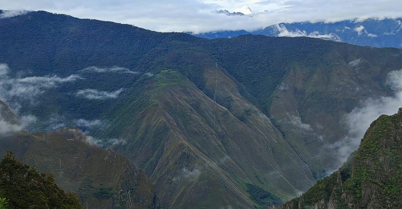 Paisaje andino con montañas cubiertas de niebla y vegetación verde