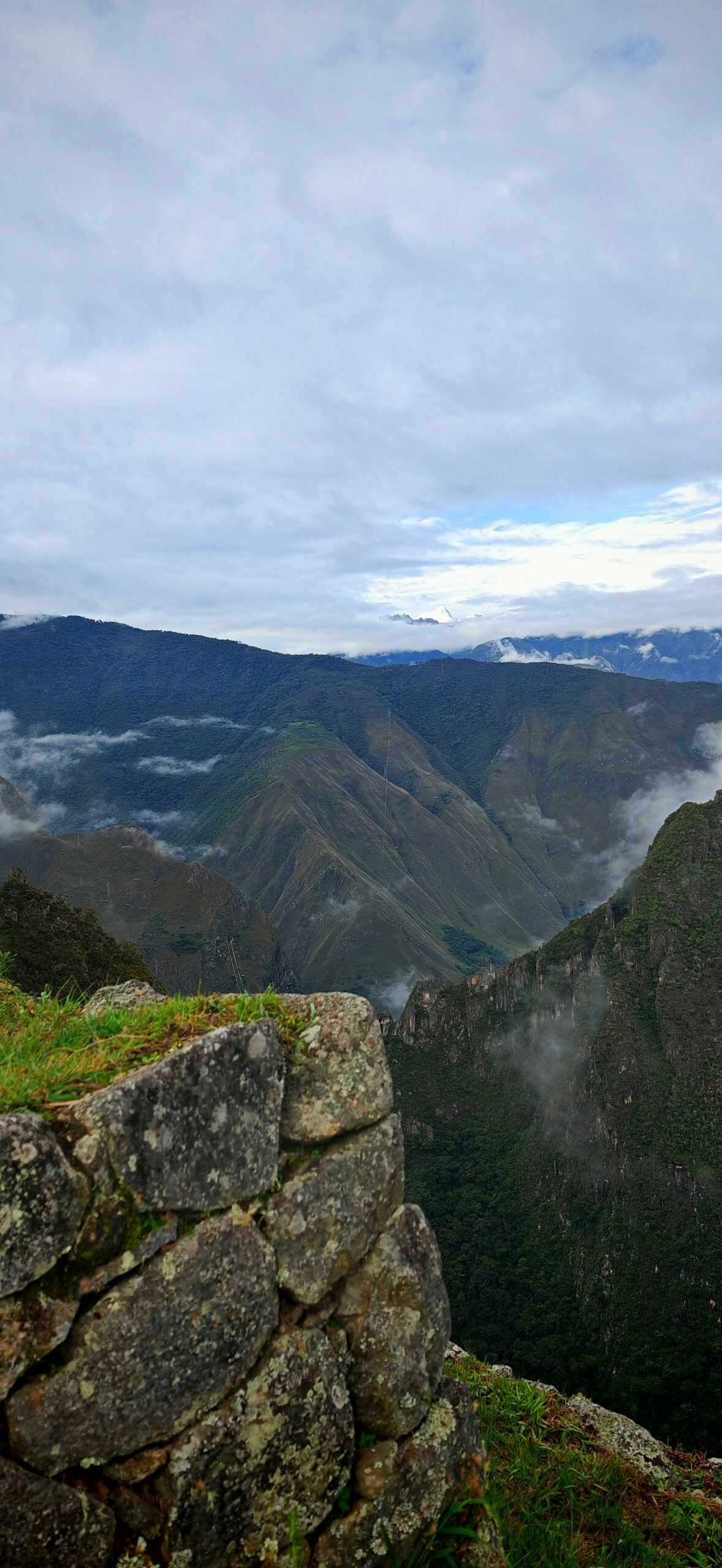Paisaje andino con montañas cubiertas de niebla y vegetación verde