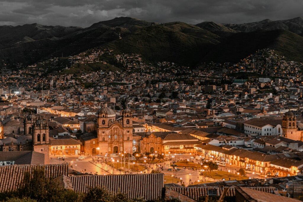 Plaza de Armas de Cusco iluminada por la noche.