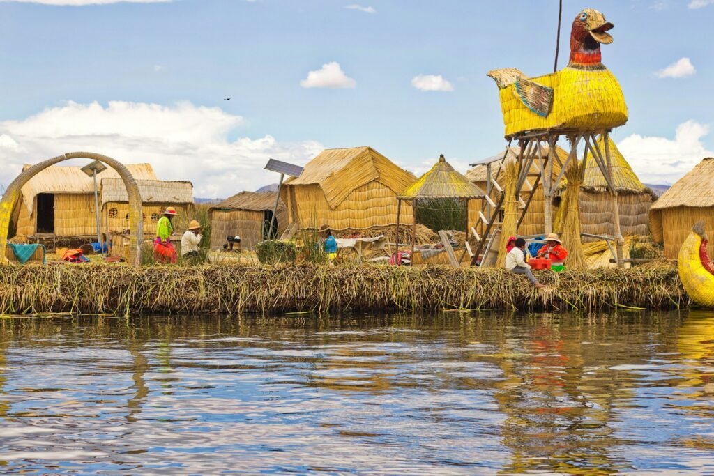 Islas flotantes de los Uros con construcciones de totora.