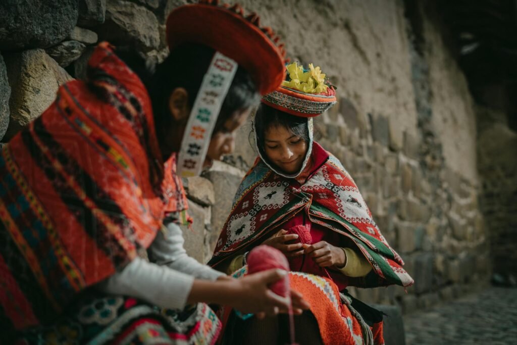 Mujeres andinas tejiendo textiles en Ollantaytambo.