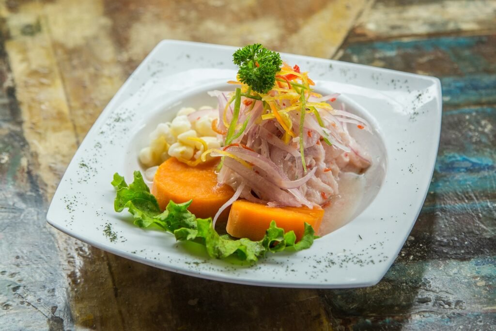 Plato de ceviche peruano tradicional servido en Cusco