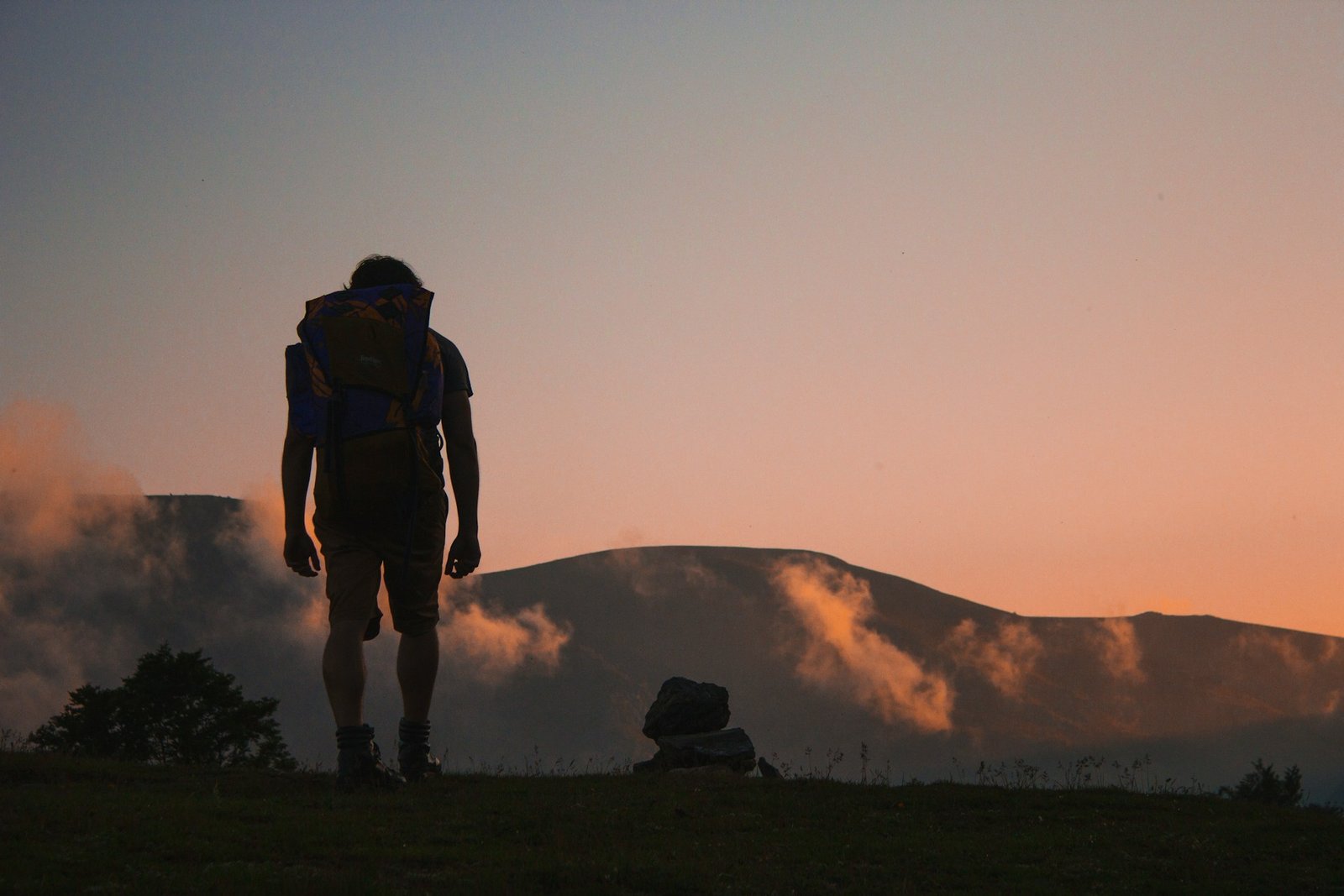 Viajero realizando trekking al amanecer en las montañas de Cusco